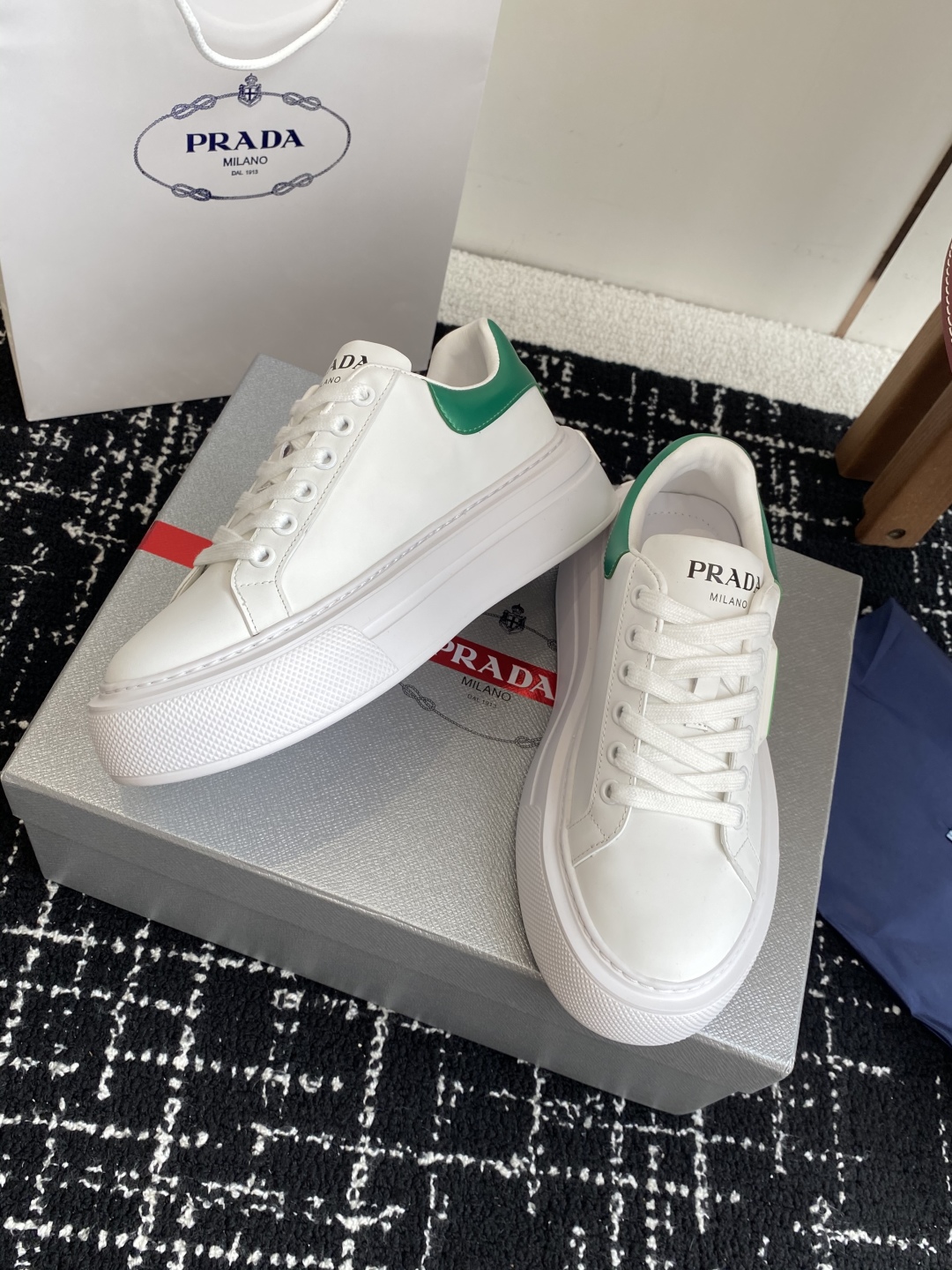 代购级
Prada 25ss p家 25春夏情侣款 厚底小白鞋

进口开边珠牛皮 进口小牛皮细节感跟好 