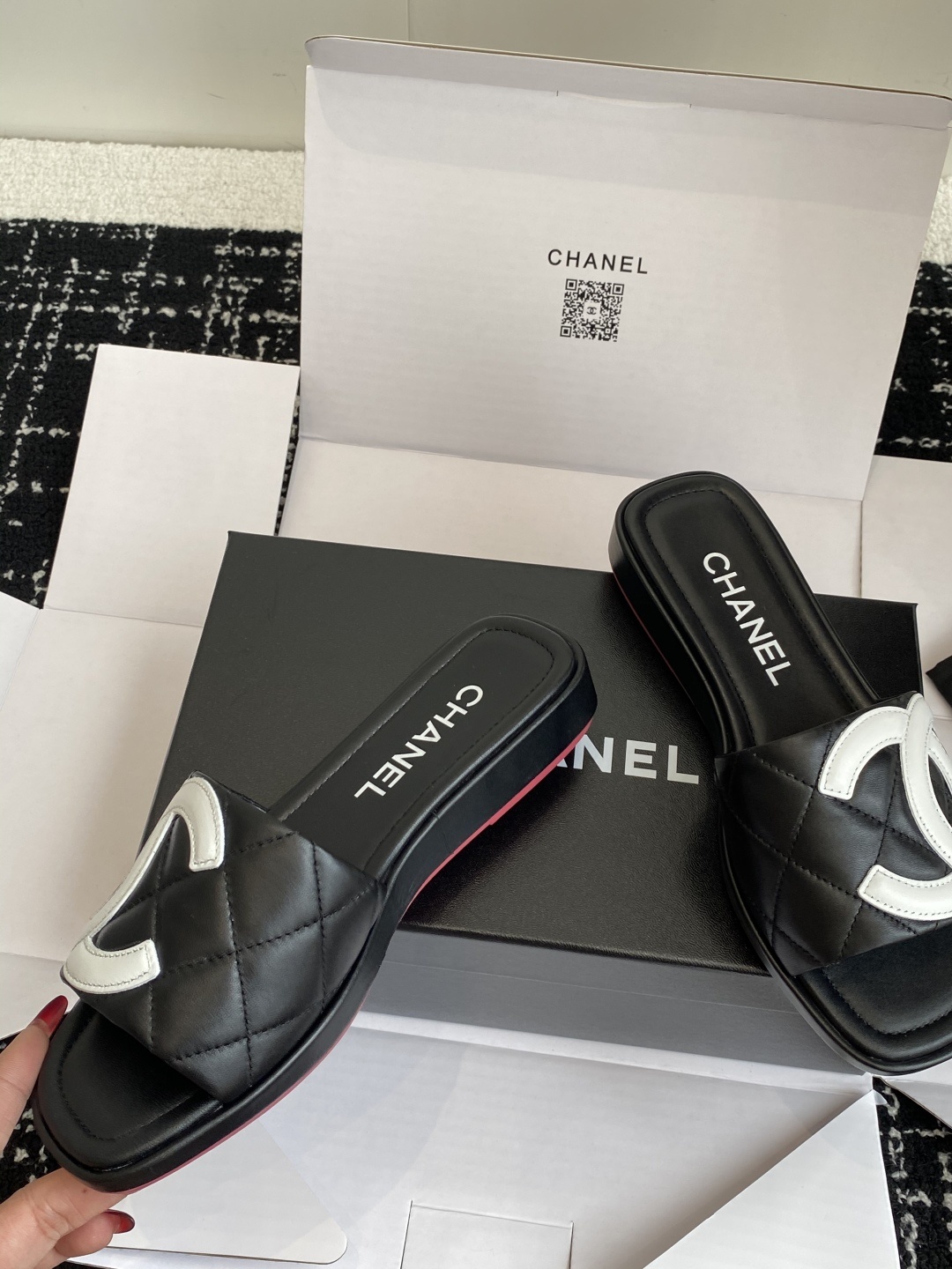 代购级
25ss春夏Chanel中古款康鹏系列一字带拖鞋 复古款来袭,好久不见!康鹏系列!
夏日拖鞋款