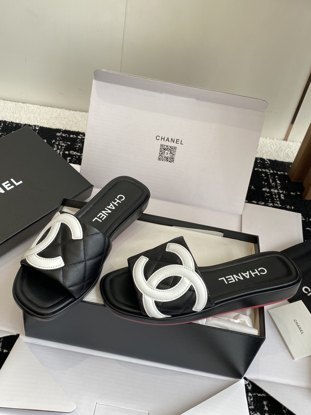 代购级
25ss春夏Chanel中古款康鹏系列一字带拖鞋 复古款来袭,好久不见!康鹏系列!
夏日拖鞋款