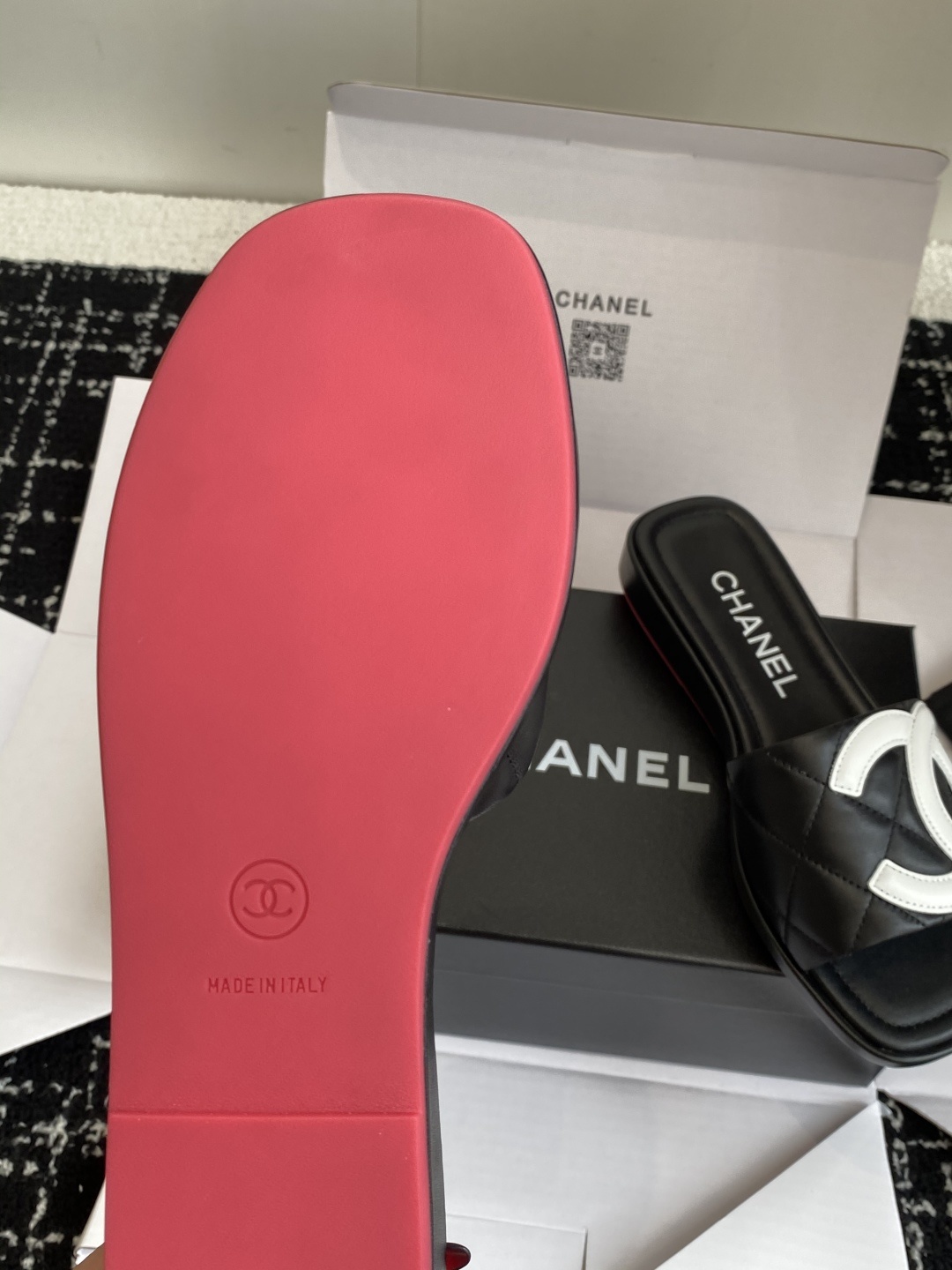 代购级
25ss春夏Chanel中古款康鹏系列一字带拖鞋 复古款来袭,好久不见!康鹏系列!
夏日拖鞋款