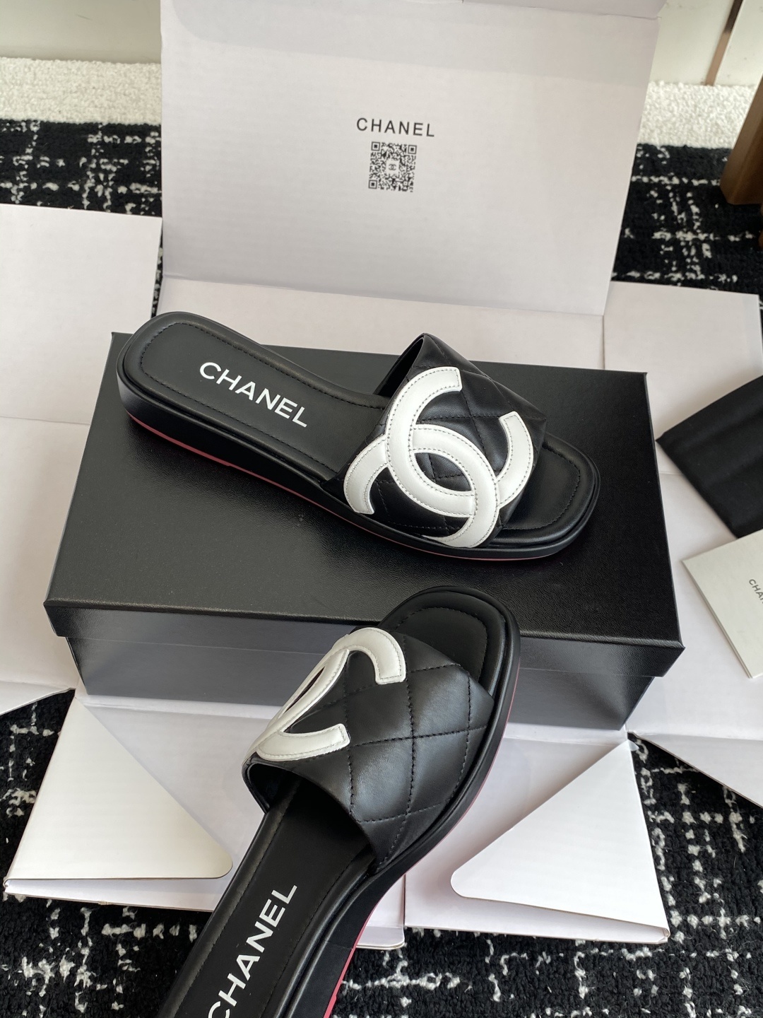 代购级
25ss春夏Chanel中古款康鹏系列一字带拖鞋 复古款来袭,好久不见!康鹏系列!
夏日拖鞋款