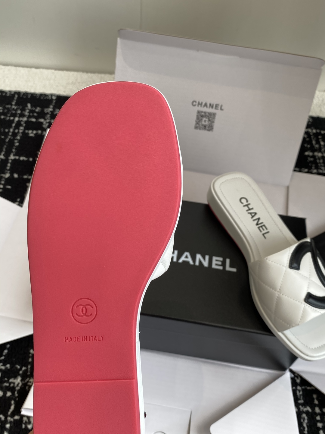 代购级
25ss春夏Chanel中古款康鹏系列一字带拖鞋 复古款来袭，好久不见！康鹏系列！

夏日拖鞋款