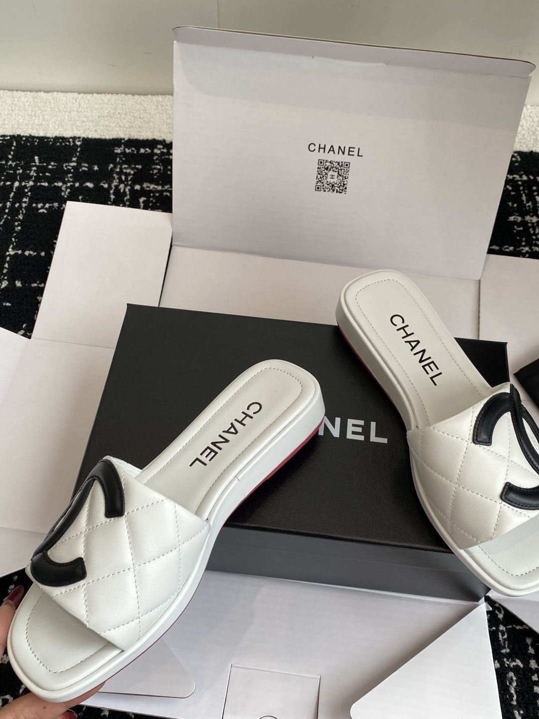 代购级
25ss春夏Chanel中古款康鹏系列一字带拖鞋 复古款来袭，好久不见！康鹏系列！

夏日拖鞋款