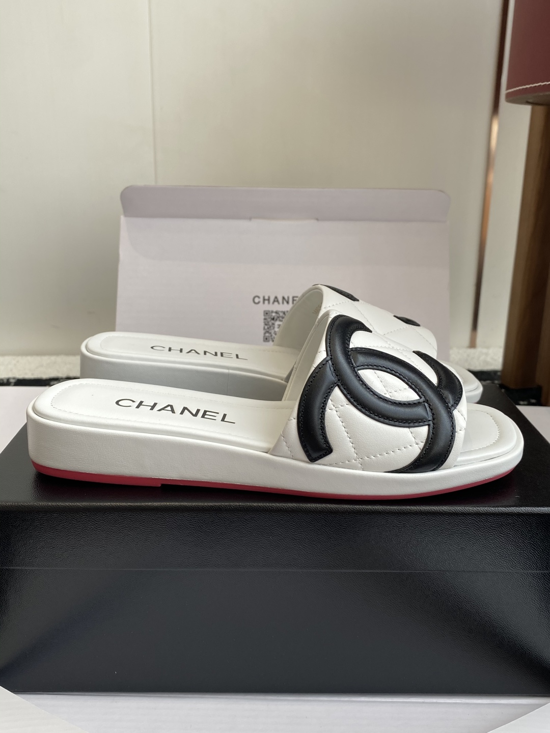 代购级
25ss春夏Chanel中古款康鹏系列一字带拖鞋 复古款来袭，好久不见！康鹏系列！

夏日拖鞋款