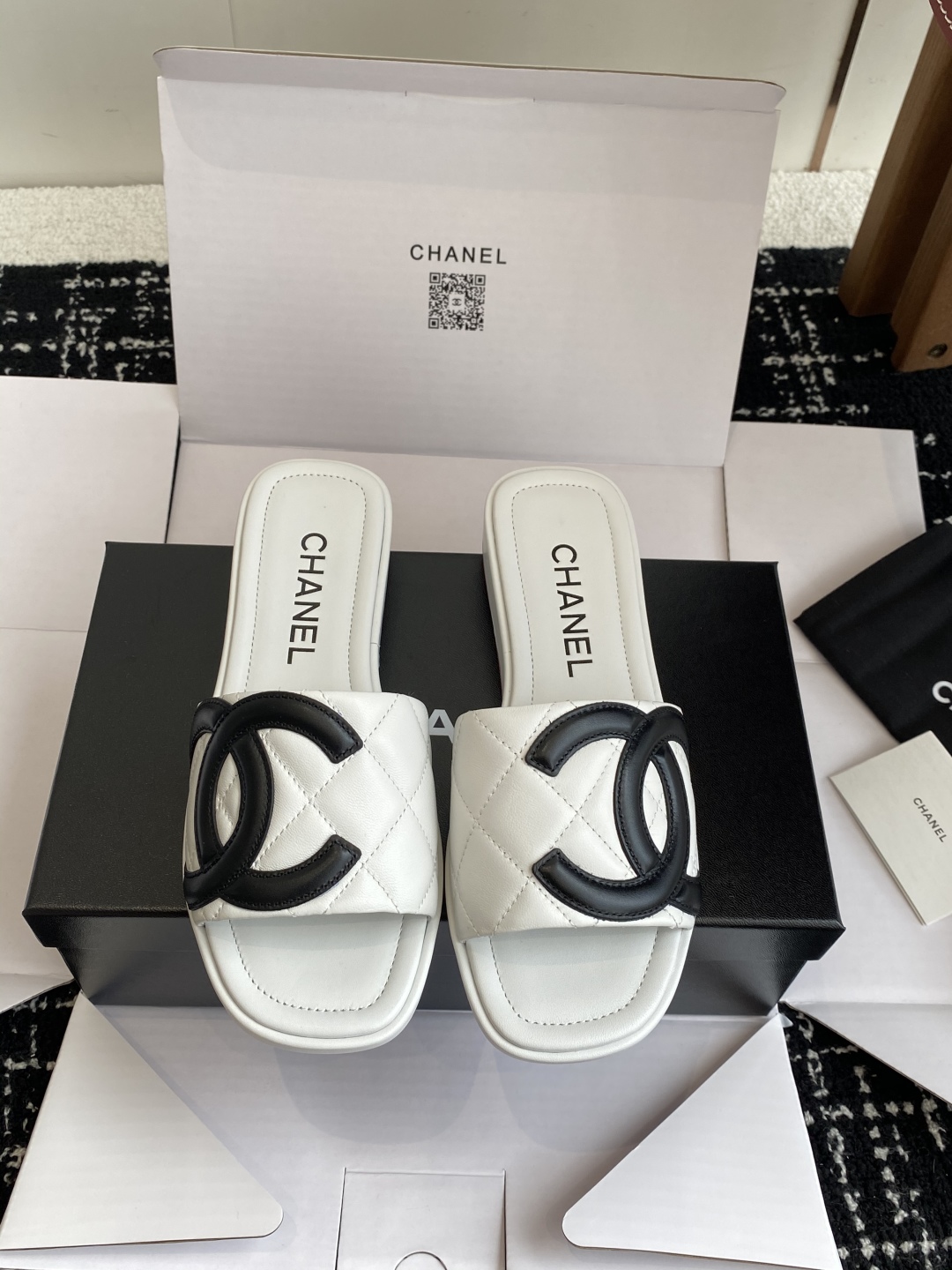代购级
25ss春夏Chanel中古款康鹏系列一字带拖鞋 复古款来袭，好久不见！康鹏系列！

夏日拖鞋款