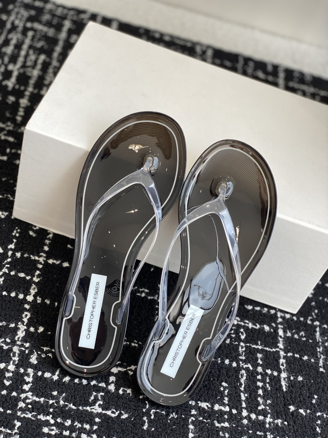 外贸原单渠道货
Chirstopher Esber澳洲小众设计品牌𝟐𝟎𝟐𝟓透明人字拖鞋 莞外贸原单代工厂