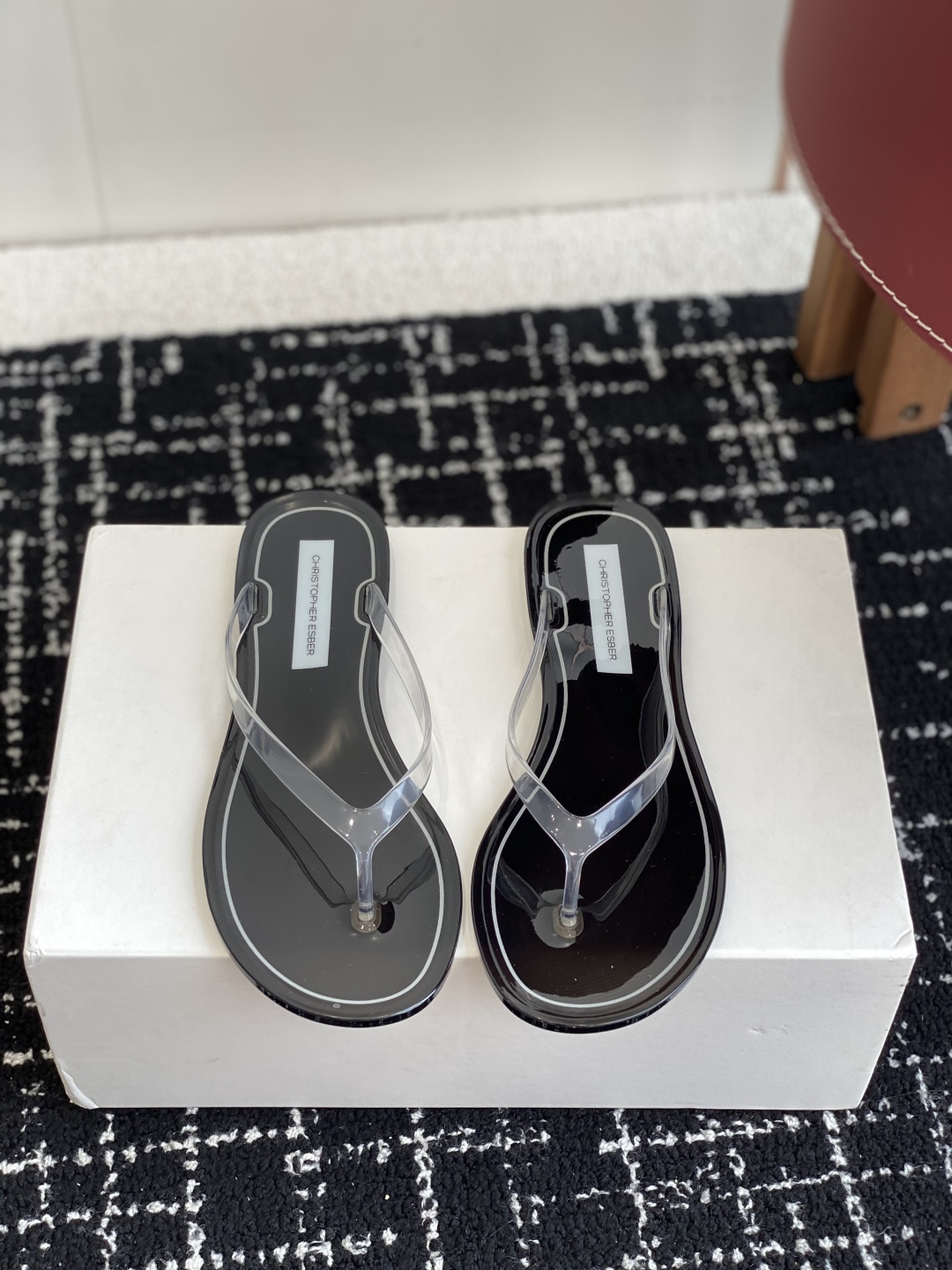 NO:692278,Foreign trade original channel goods Chirstopher Esber, an Australian niche design brand, transparent flip-flops. Guangdong foreign trade original factory. The most beautiful transparent waterproof flip-flops. Crystal PVC material ~ electroplated translucent film material ~ the most important thing is that it can touch water!  !  It feels cool on sunny days and dry on rainy days. It feels super good on your feet ~ very comfortable, soft and light ~ suitable for daily travel at home or playing at the beach ~ perfect for summer. Original single channel goods from the OEM ~ absolutely different ~ those who know the goods will understand!  !  Size35, 36, 37, 38, 39, 40, split-toe shoes, slippers19860909外贸原单渠道货 Chirstopher Esber澳洲小众设计品牌透明人字拖鞋 莞外贸原单代工厂 最美透明防水人字拖鞋 水晶pvc材质～电镀透亮膜材质～最最重要 可碰水！！ 晴天 凉爽 雨天干爽脚感超级好～非常舒适 柔软 轻盈 ～日常居家出行或海边沙滩 玩耍～太适合夏天了 代工厂原单渠道货～绝对不一样～懂货的自然懂！！ Size35、36、37、38、39、40,分趾鞋,slippers,Women's Shoes