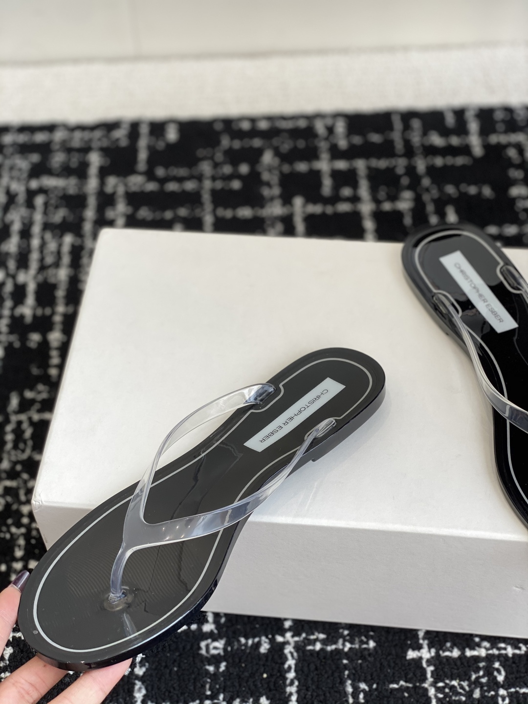 外贸原单渠道货
Chirstopher Esber澳洲小众设计品牌𝟐𝟎𝟐𝟓透明人字拖鞋 莞外贸原单代工厂