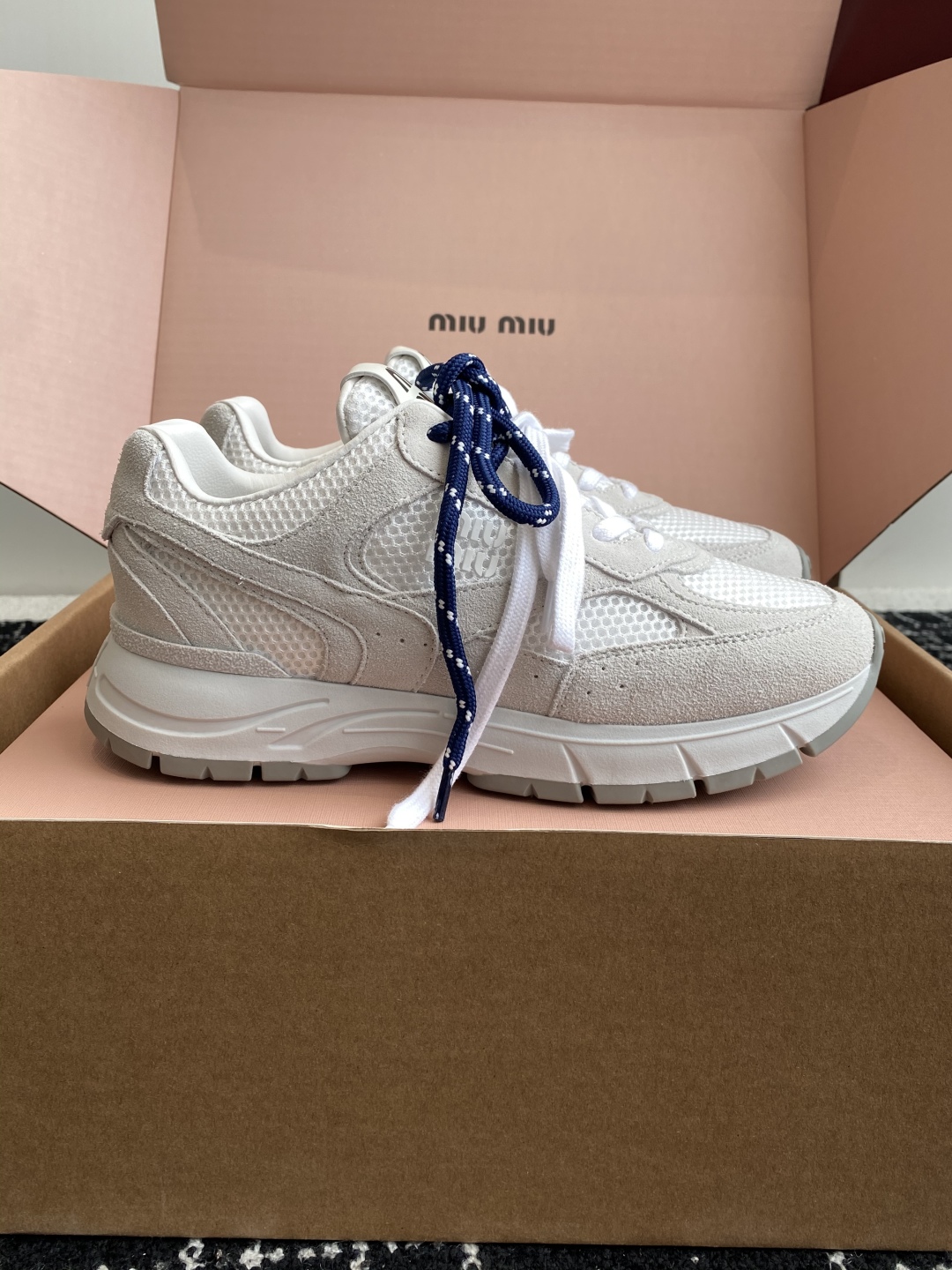 东莞代购级（⚠️官网同步✈️盒包装）
miumiu  25ss 春夏新款 厚底 运动休闲鞋 

简约造型