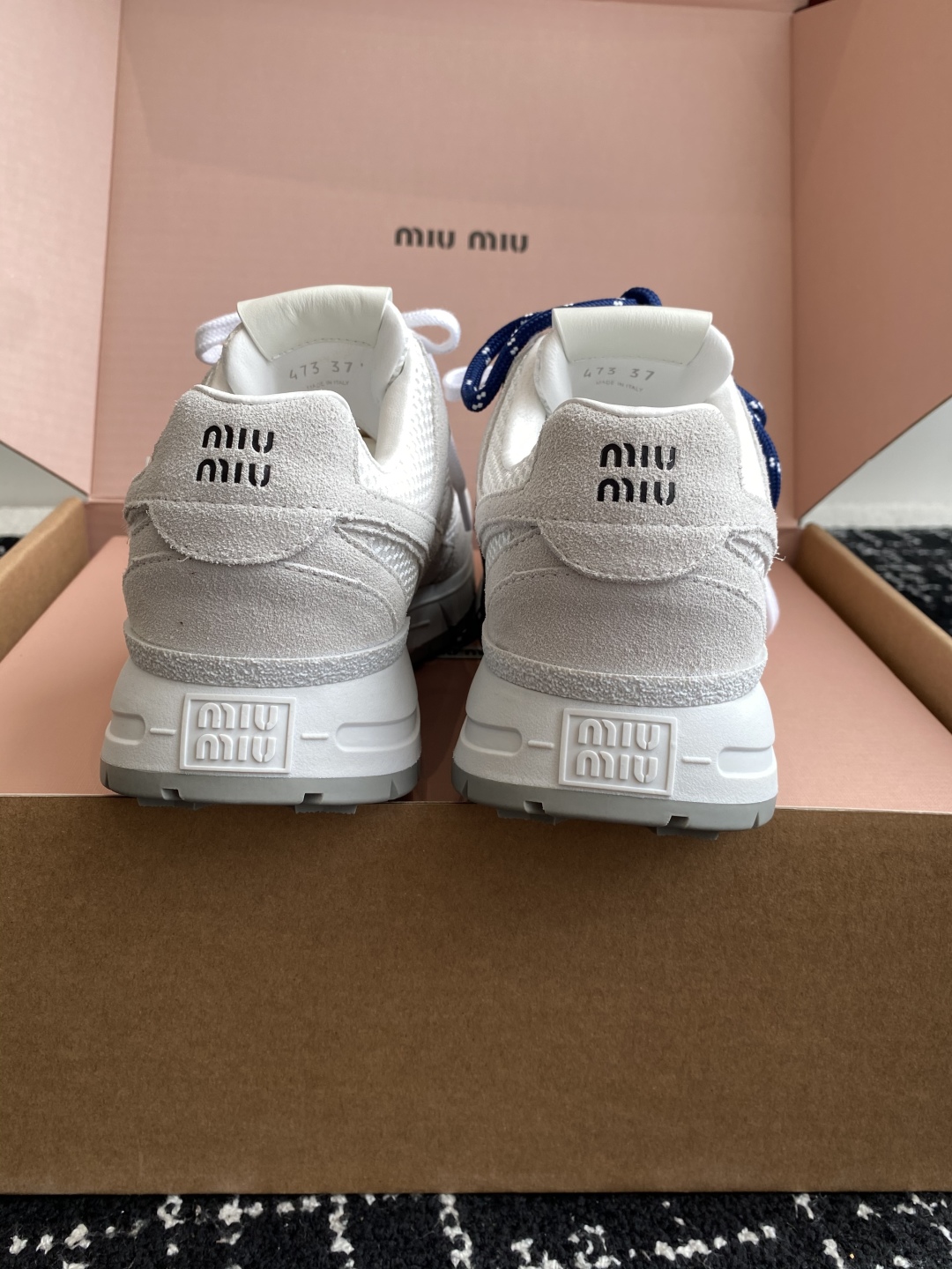 东莞代购级（⚠️官网同步✈️盒包装）
miumiu  25ss 春夏新款 厚底 运动休闲鞋 

简约造型