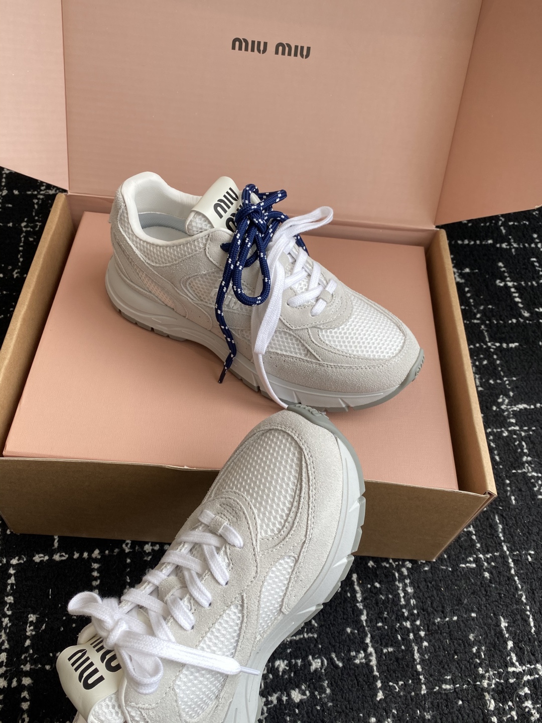 东莞代购级（⚠️官网同步✈️盒包装）
miumiu  25ss 春夏新款 厚底 运动休闲鞋 

简约造型