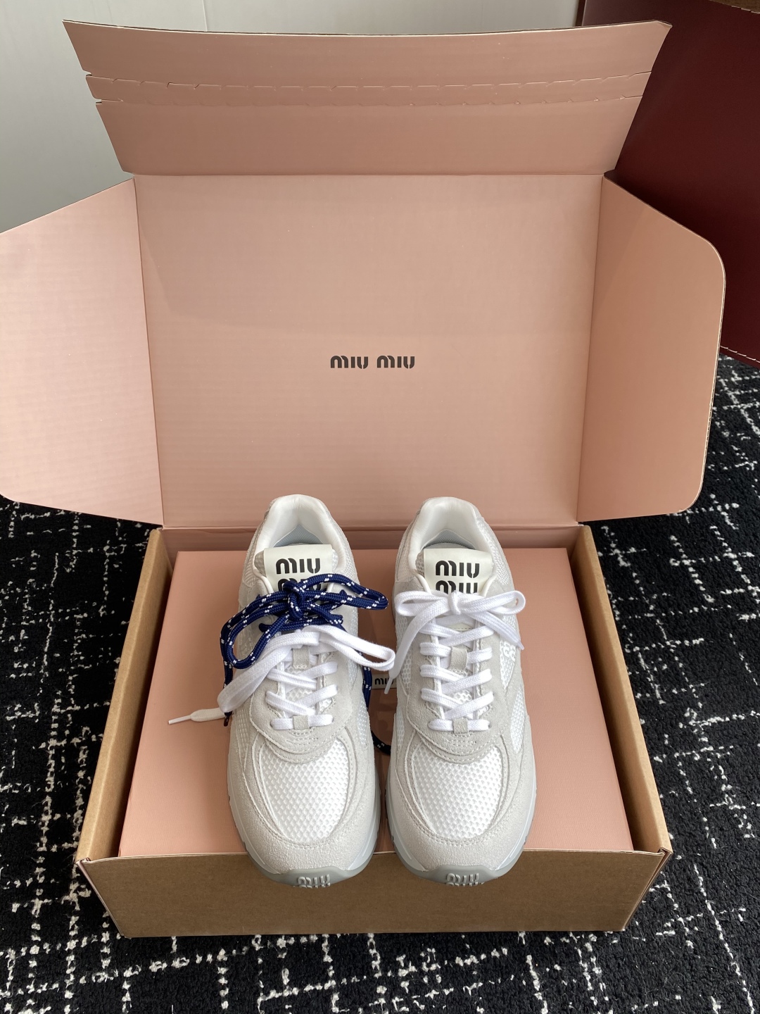 东莞代购级（⚠️官网同步✈️盒包装）
miumiu  25ss 春夏新款 厚底 运动休闲鞋 

简约造型