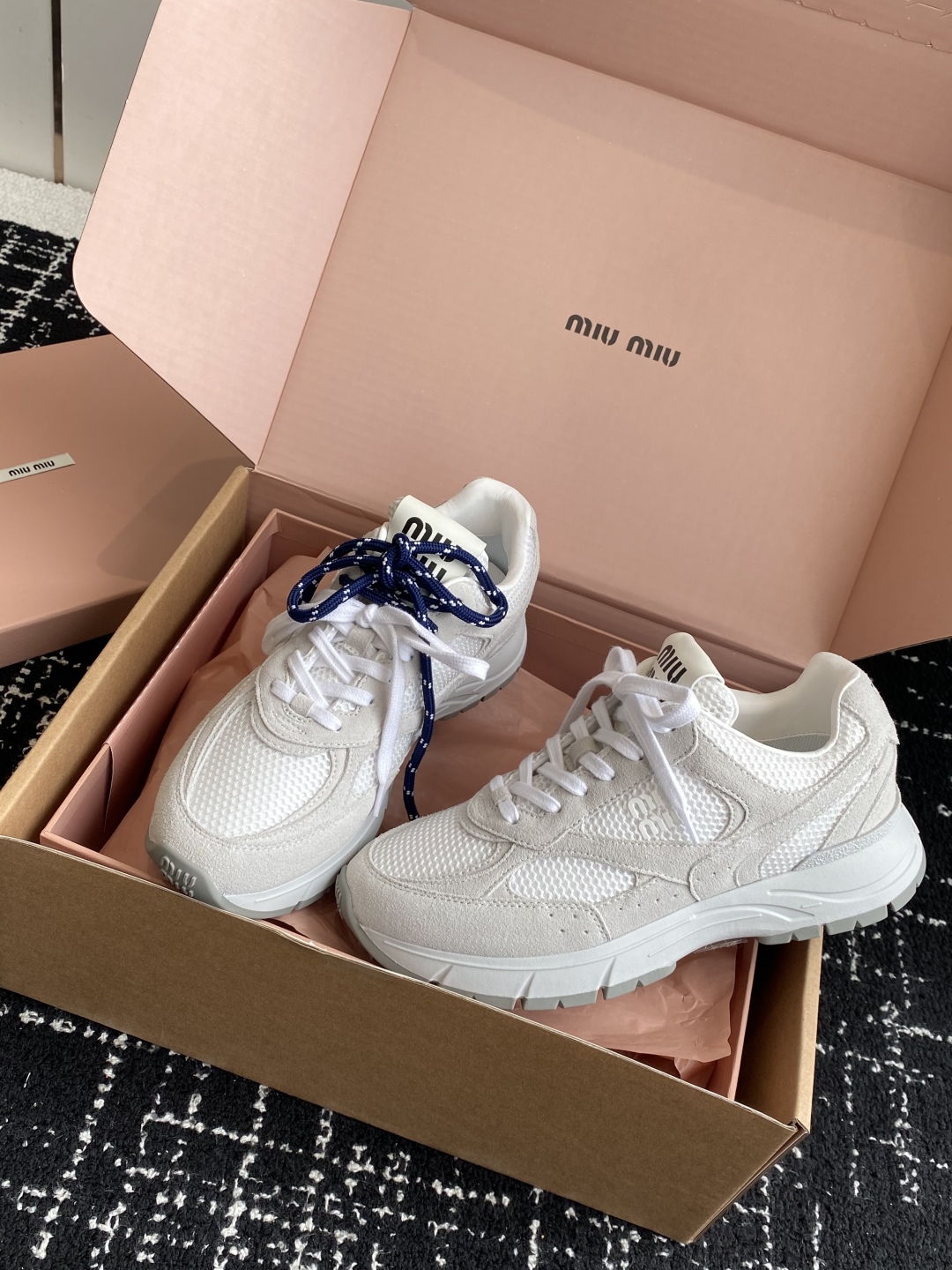 东莞代购级（⚠️官网同步✈️盒包装）
miumiu  25ss 春夏新款 厚底 运动休闲鞋 

简约造型