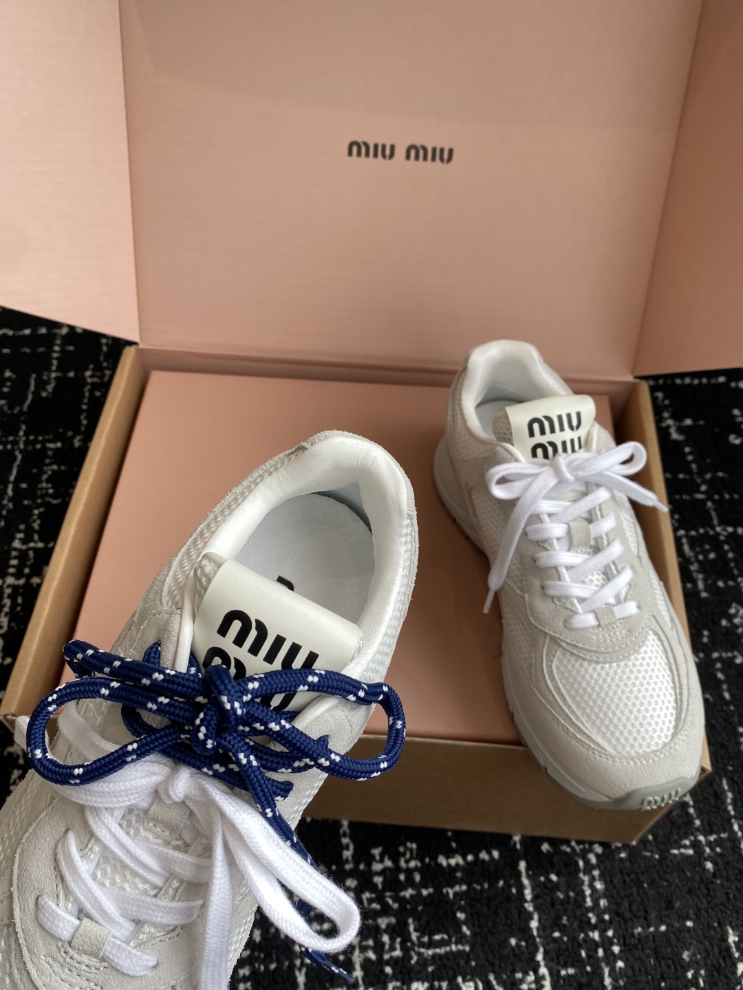 东莞代购级（⚠️官网同步✈️盒包装）
miumiu  25ss 春夏新款 厚底 运动休闲鞋 

简约造型
