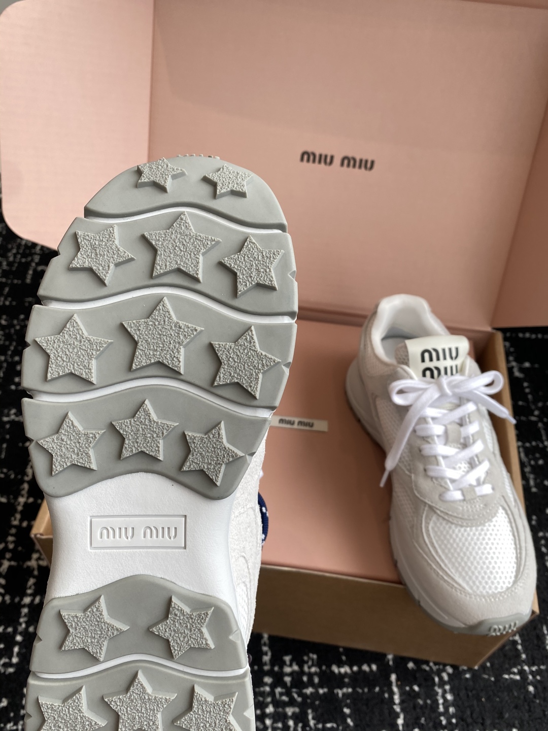 东莞代购级（⚠️官网同步✈️盒包装）
miumiu  25ss 春夏新款 厚底 运动休闲鞋 

简约造型
