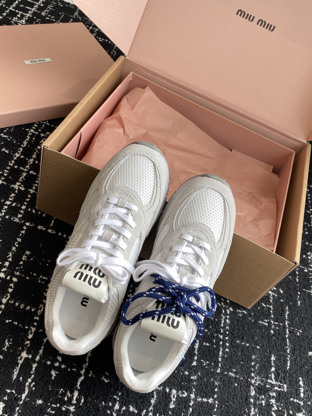 东莞代购级（⚠️官网同步✈️盒包装）
miumiu  25ss 春夏新款 厚底 运动休闲鞋 

简约造型
