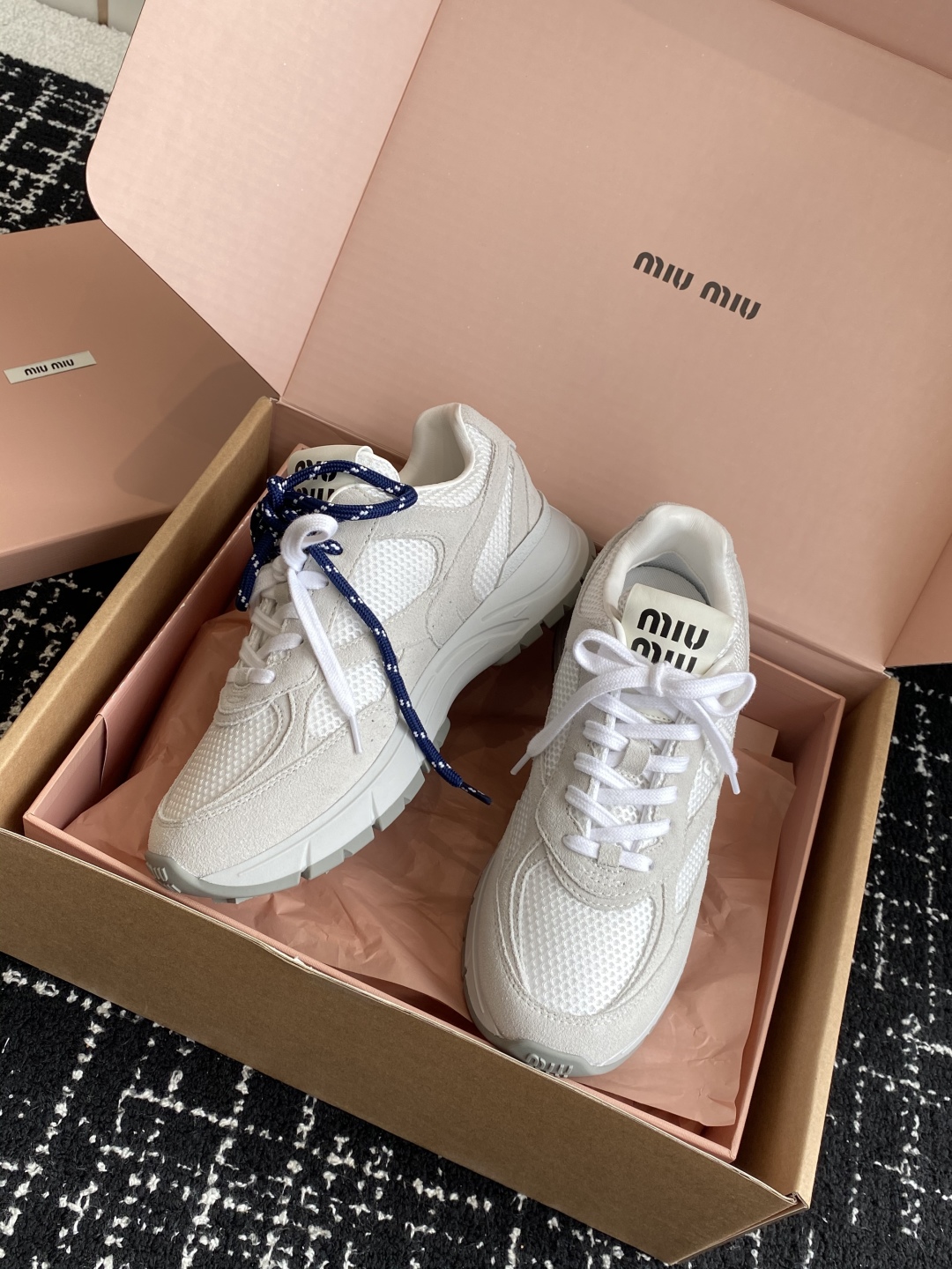 东莞代购级（⚠️官网同步✈️盒包装）
miumiu  25ss 春夏新款 厚底 运动休闲鞋 

简约造型