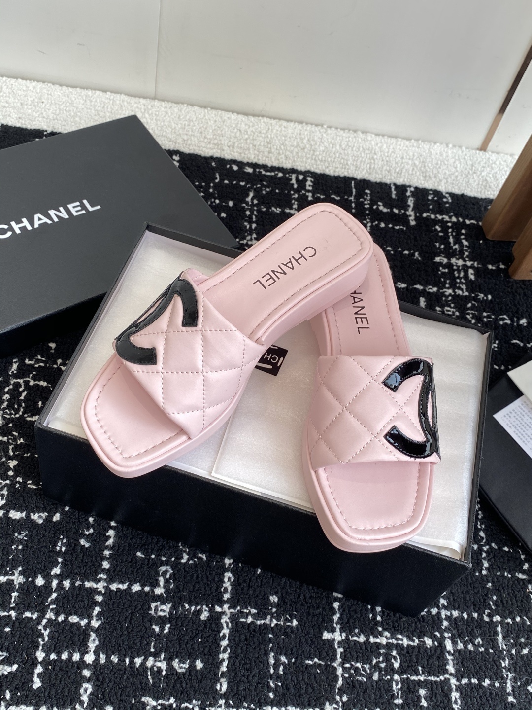 代购级
25ss春夏Chanel中古款康鹏系列一字带拖鞋 复古款来袭,好久不见!康鹏系列!
夏日拖鞋款