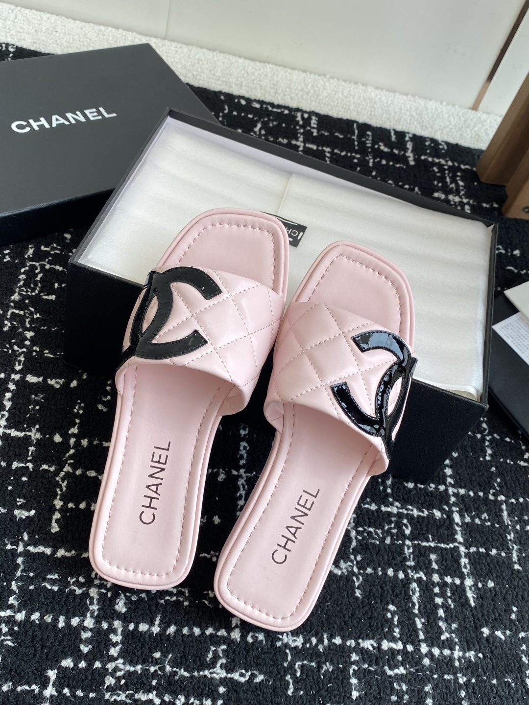 代购级
25ss春夏Chanel中古款康鹏系列一字带拖鞋 复古款来袭,好久不见!康鹏系列!
夏日拖鞋款