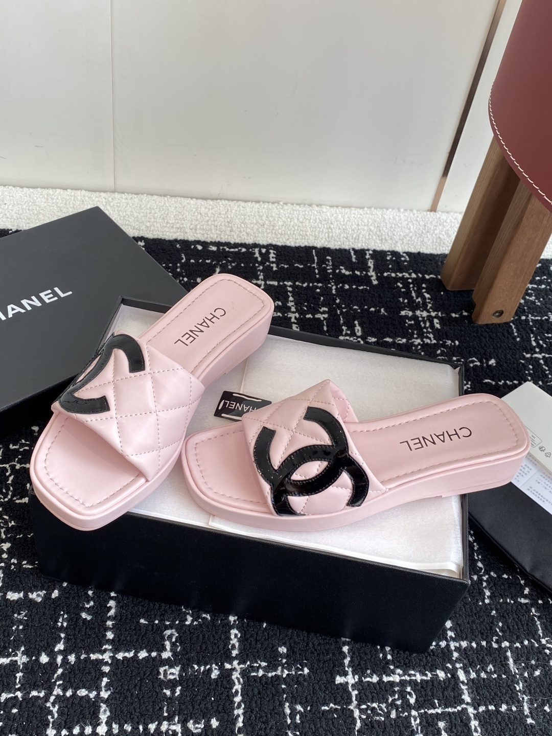 代购级
25ss春夏Chanel中古款康鹏系列一字带拖鞋 复古款来袭,好久不见!康鹏系列!
夏日拖鞋款