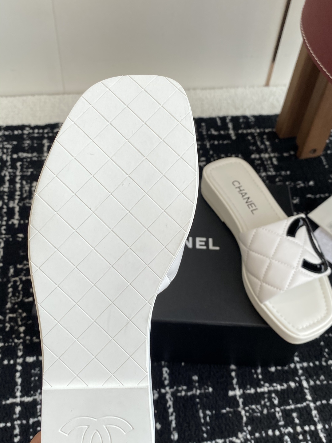 代购级
25ss春夏Chanel中古款康鹏系列一字带拖鞋 复古款来袭,好久不见!康鹏系列!
夏日拖鞋款