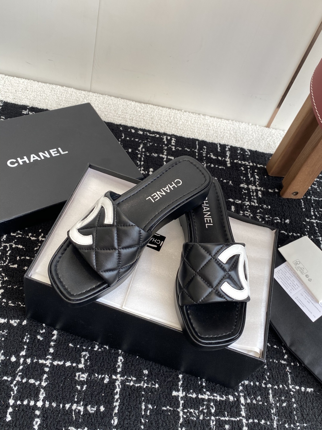 代购级
25ss春夏Chanel中古款康鹏系列一字带拖鞋 复古款来袭,好久不见!康鹏系列!
夏日拖鞋款