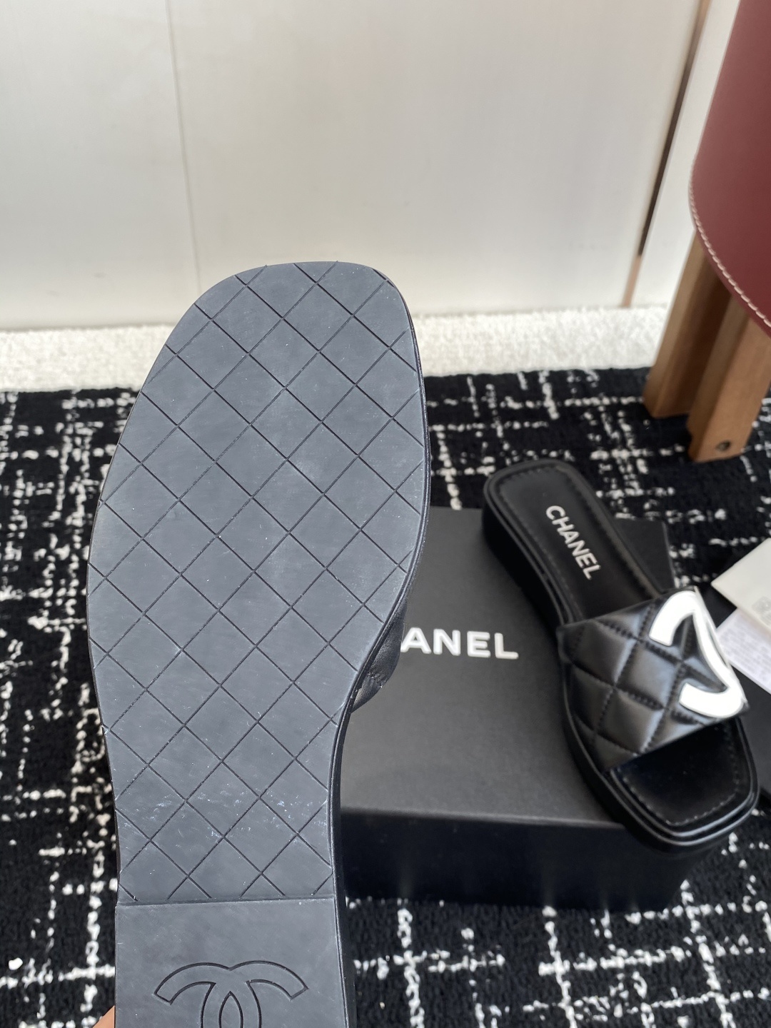 代购级
25ss春夏Chanel中古款康鹏系列一字带拖鞋 复古款来袭,好久不见!康鹏系列!
夏日拖鞋款