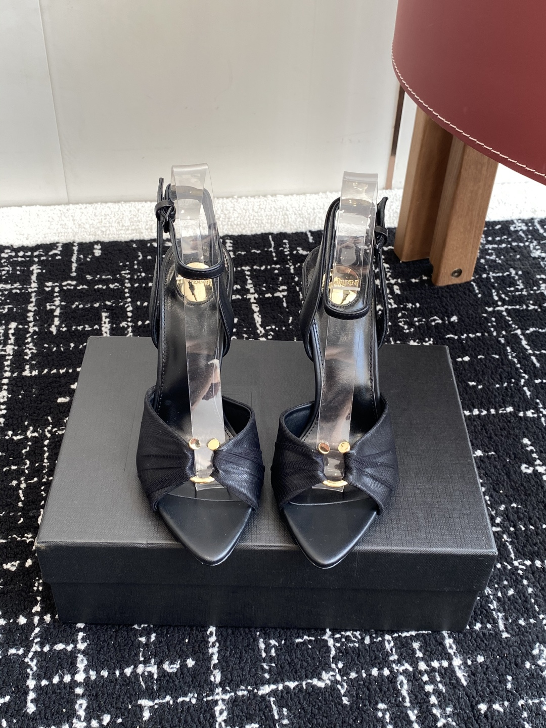 NO:692307,Purchasing agent YSL Saint Laurent SAINT LAURENT 25ss spring and summer new sandals slippers Saint Laurent spring and summer new Melody pointed slippers It's hard not to love this... I really like it!  Sisters who know something can compare. Upper imported sheepskin foot pad sheepskin Italian genuine leather outsole Size: # 35-41 (40 41 customization is not returnable), high heels and slippers, saint laurent, saint laurent, saint laurent, sandals, high heels, slippers, sheepskin, Leather soles19860909代购级 YSL 圣罗兰 SAINT LAURENT 25ss 春夏 新款凉鞋 拖鞋 圣罗兰春夏新款 Melody 尖头拖鞋 很难不爱这款啊... 真的炒鸡喜欢！懂货的姐妹可以 对比噢. 鞋面 进口羊皮 垫脚 羊皮 意大利真皮大底 Size:# 35-41(40 41 定制不退换）,高跟鞋拖鞋,saint laurent,saint laurent,saint laurent,sandals,high heels,slippers,sheepskin,Leather soles,Women's Shoes