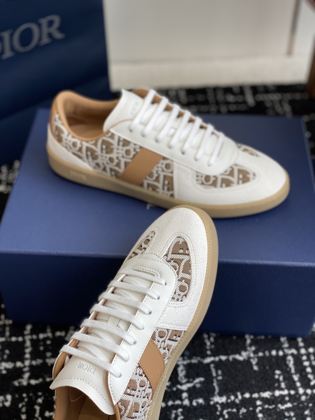 代购级
Dior 25。re-Fall Berlin 01 情侣款 休闲德训鞋 

2004年B01初次