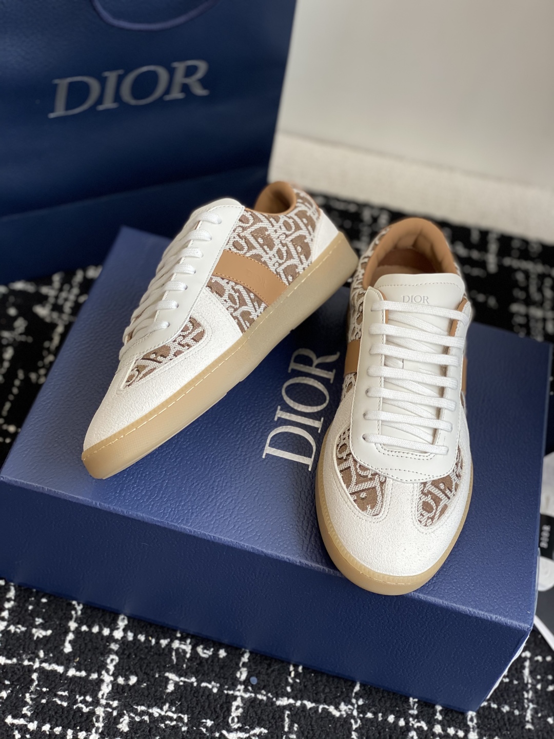 代购级
Dior 25。re-Fall Berlin 01 情侣款 休闲德训鞋 

2004年B01初次