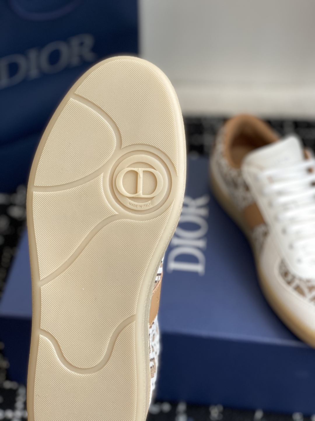 代购级
Dior 25。re-Fall Berlin 01 情侣款 休闲德训鞋 

2004年B01初次