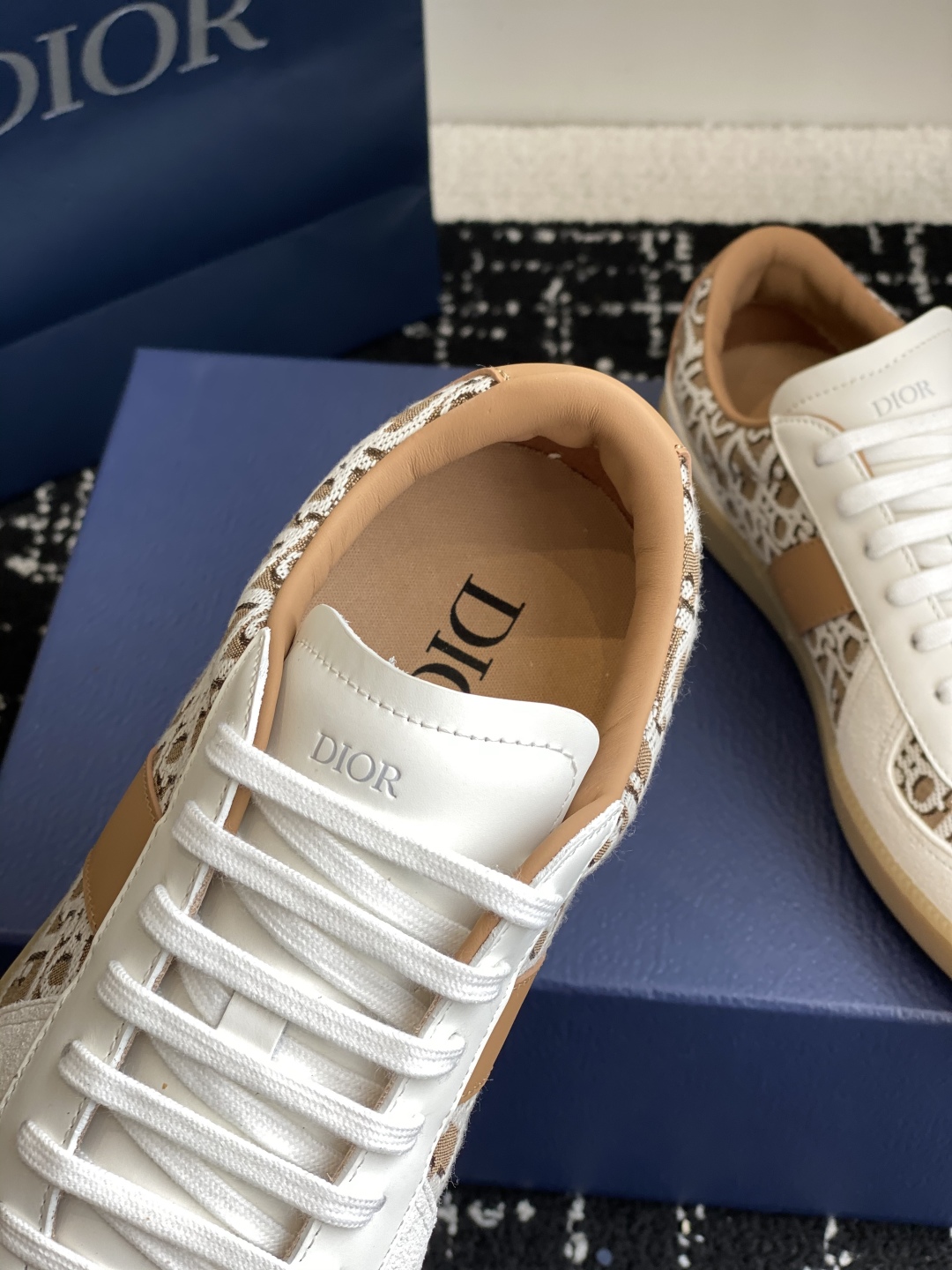 代购级
Dior 25。re-Fall Berlin 01 情侣款 休闲德训鞋 

2004年B01初次