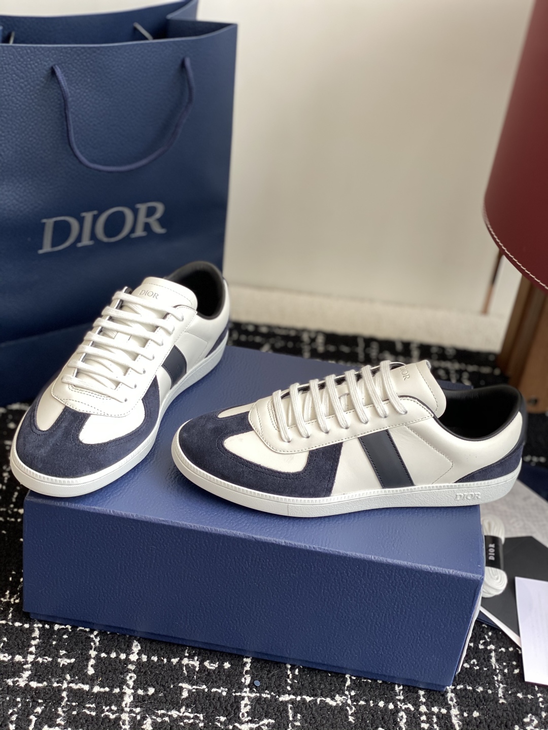 代购级
Dior 25。re-Fall Berlin 01 情侣款 休闲德训鞋 

2004年B01初次