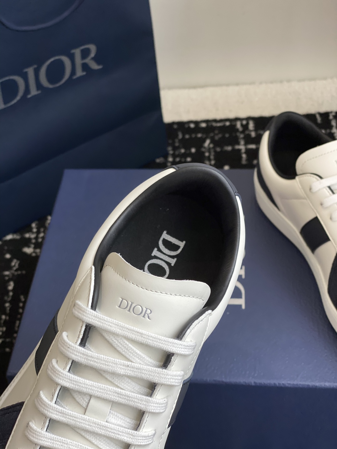 代购级
Dior 25。re-Fall Berlin 01 情侣款 休闲德训鞋 

2004年B01初次