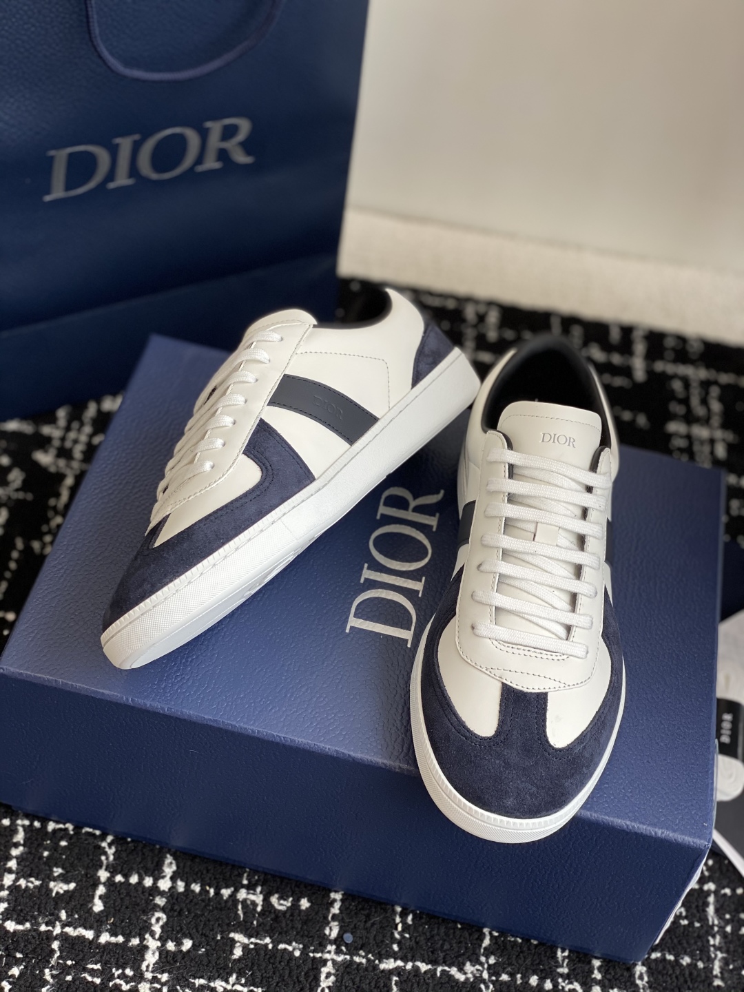 代购级
Dior 25。re-Fall Berlin 01 情侣款 休闲德训鞋 

2004年B01初次