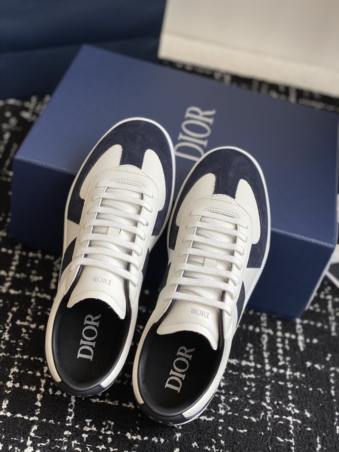 代购级
Dior 25。re-Fall Berlin 01 情侣款 休闲德训鞋 

2004年B01初次