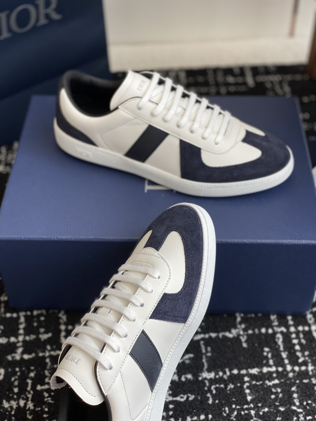 代购级
Dior 25。re-Fall Berlin 01 情侣款 休闲德训鞋 

2004年B01初次