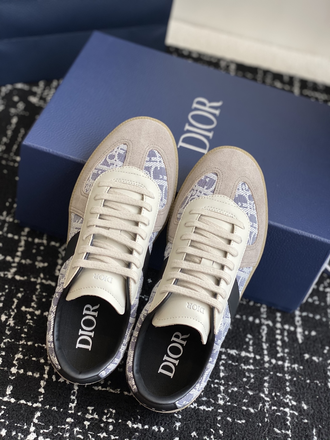代购级
Dior 25。re-Fall Berlin 01 情侣款 休闲德训鞋 

2004年B01初次