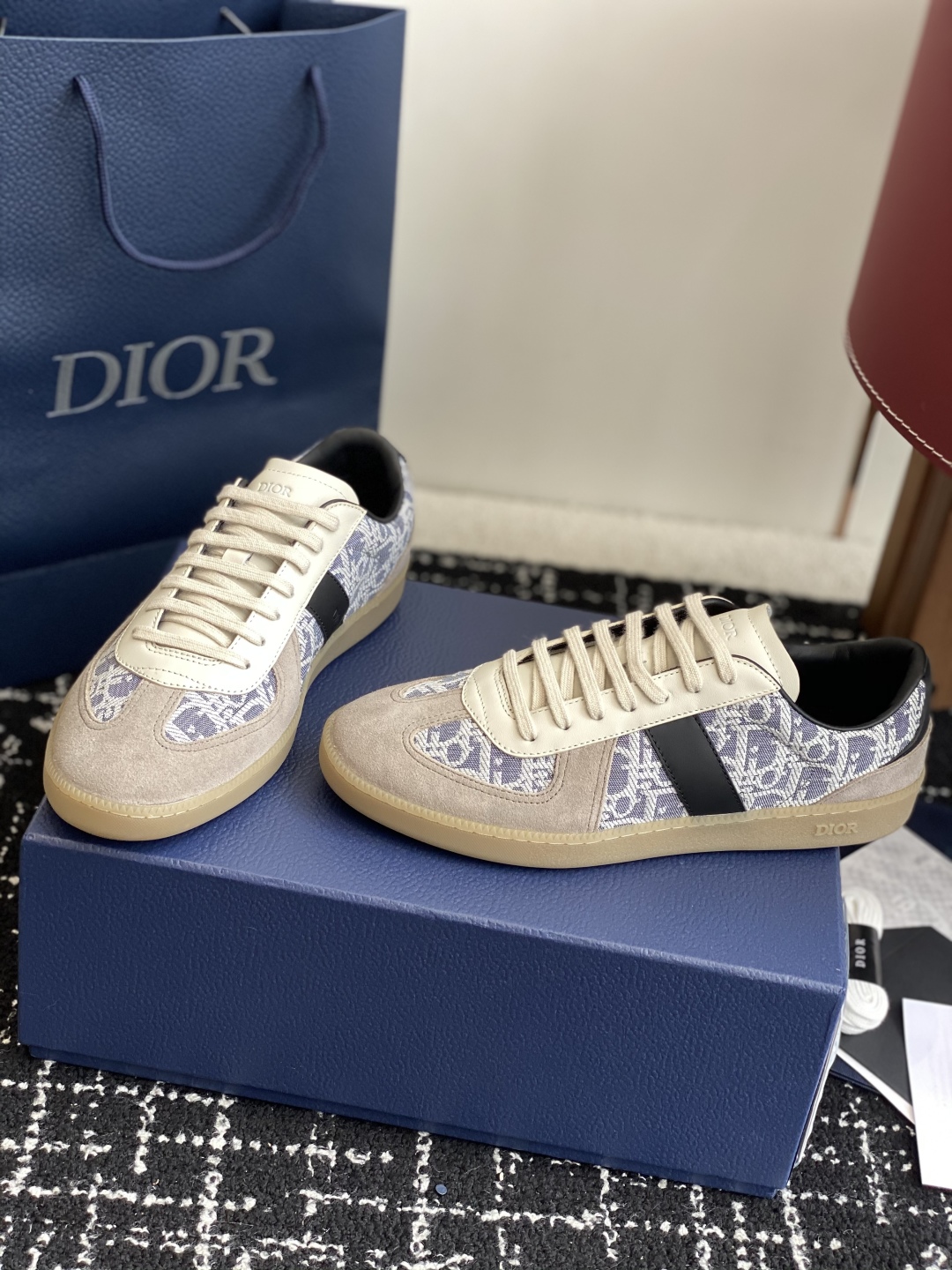 代购级
Dior 25。re-Fall Berlin 01 情侣款 休闲德训鞋 

2004年B01初次