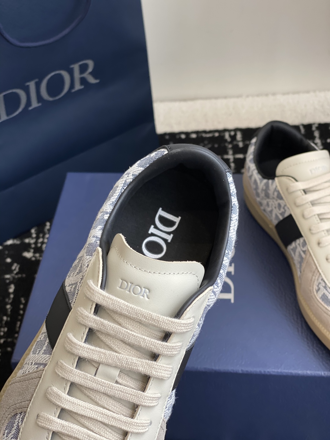 代购级
Dior 25。re-Fall Berlin 01 情侣款 休闲德训鞋 

2004年B01初次