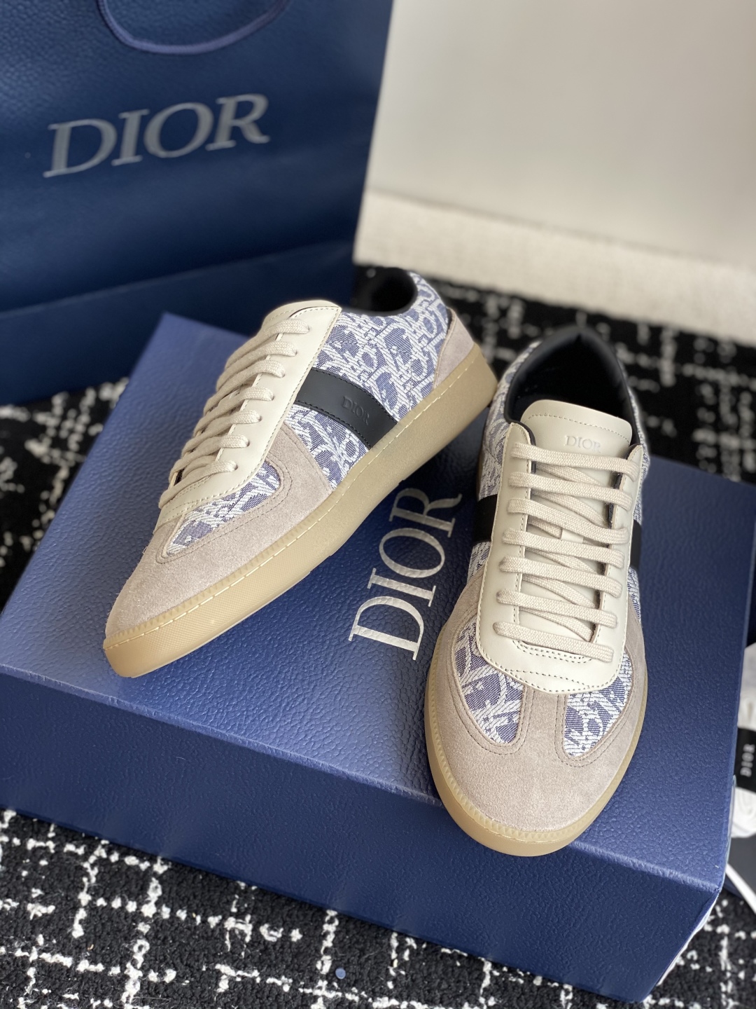 代购级
Dior 25。re-Fall Berlin 01 情侣款 休闲德训鞋 

2004年B01初次