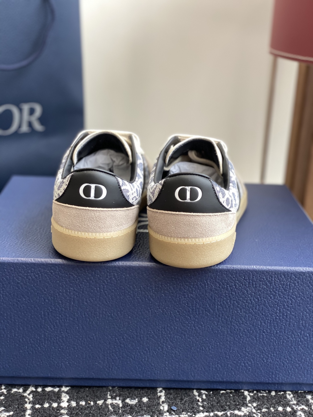 代购级
Dior 25。re-Fall Berlin 01 情侣款 休闲德训鞋 

2004年B01初次