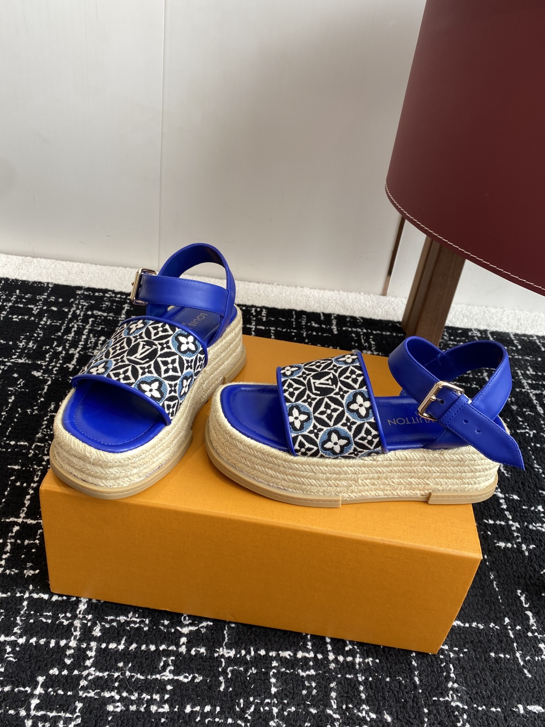 代购级
Louis Vitiaton new arrival～LV春夏厚底漆皮水台凉鞋.单宁色搭配的牛皮