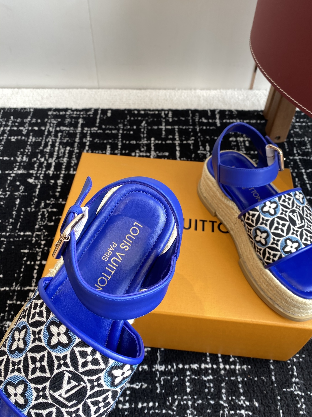代购级
Louis Vitiaton new arrival～LV春夏厚底漆皮水台凉鞋.单宁色搭配的牛皮
