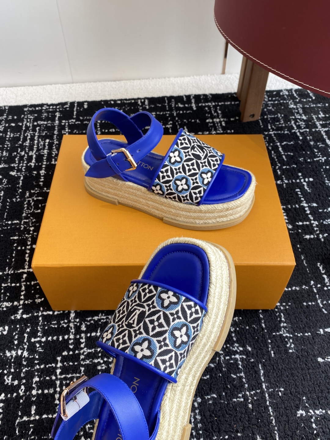 代购级
Louis Vitiaton new arrival～LV春夏厚底漆皮水台凉鞋.单宁色搭配的牛皮