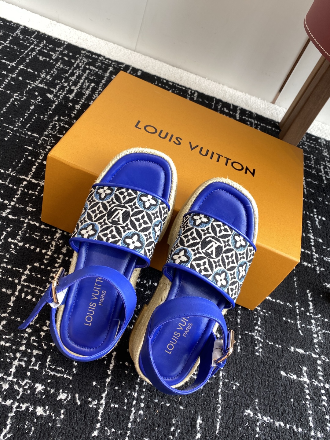 代购级
Louis Vitiaton new arrival～LV春夏厚底漆皮水台凉鞋.单宁色搭配的牛皮