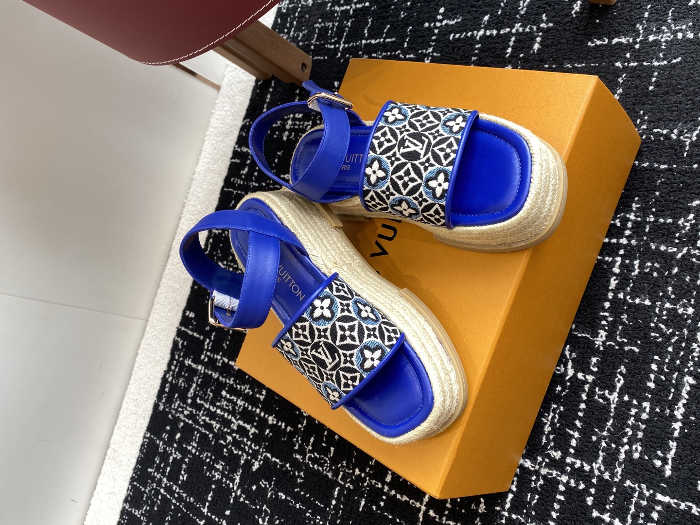 代购级
Louis Vitiaton new arrival～LV春夏厚底漆皮水台凉鞋.单宁色搭配的牛皮