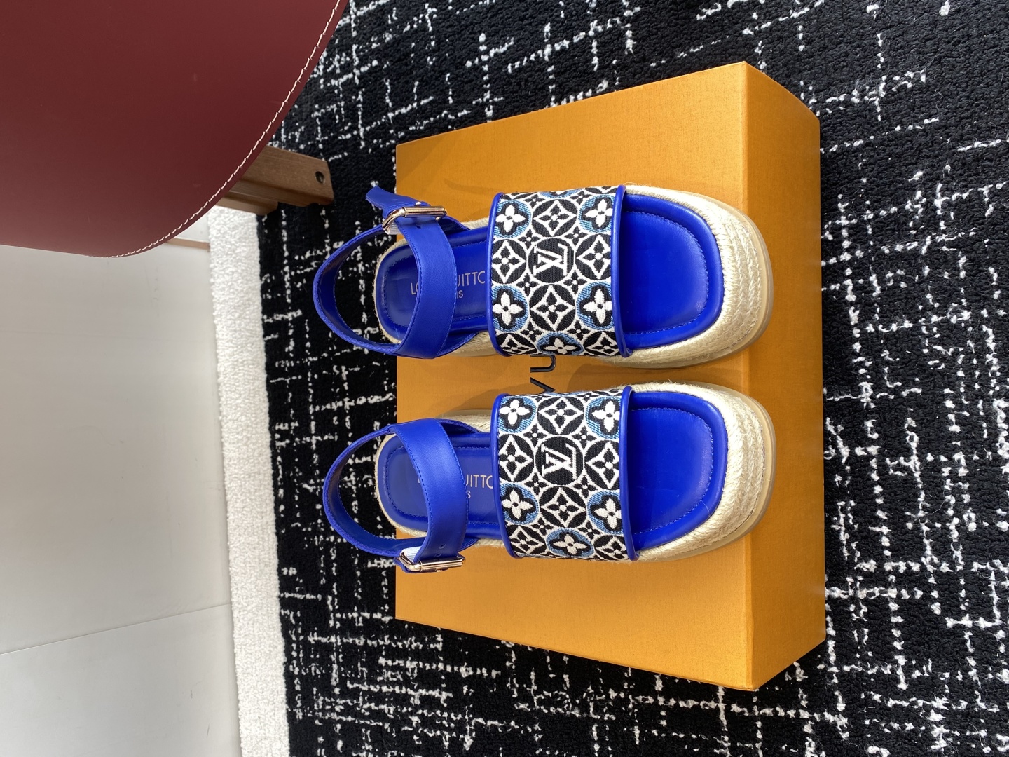 代购级
Louis Vitiaton new arrival～LV春夏厚底漆皮水台凉鞋.单宁色搭配的牛皮
