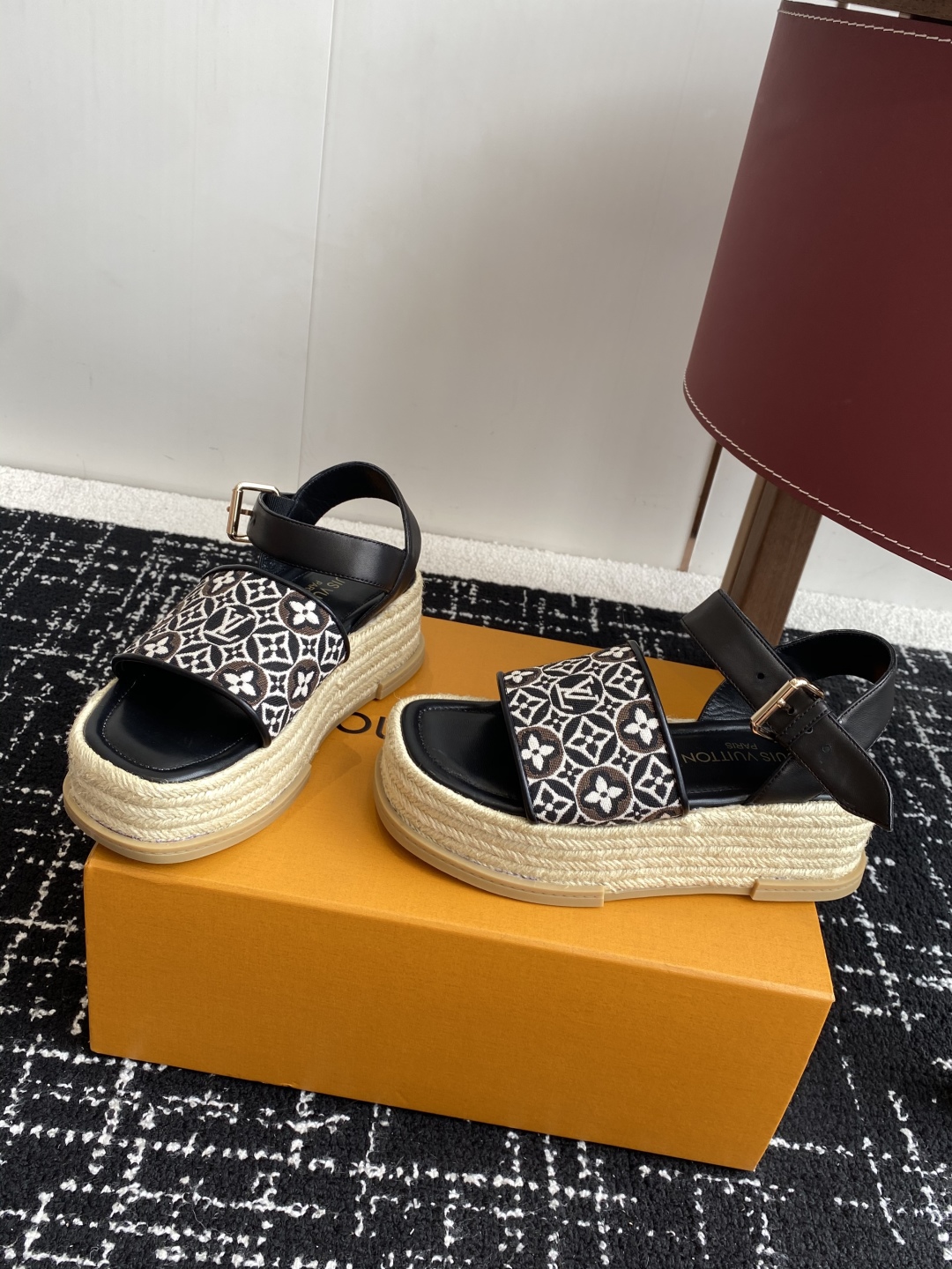 代购级
Louis Vitiaton new arrival～LV春夏厚底漆皮水台凉鞋.单宁色搭配的牛皮