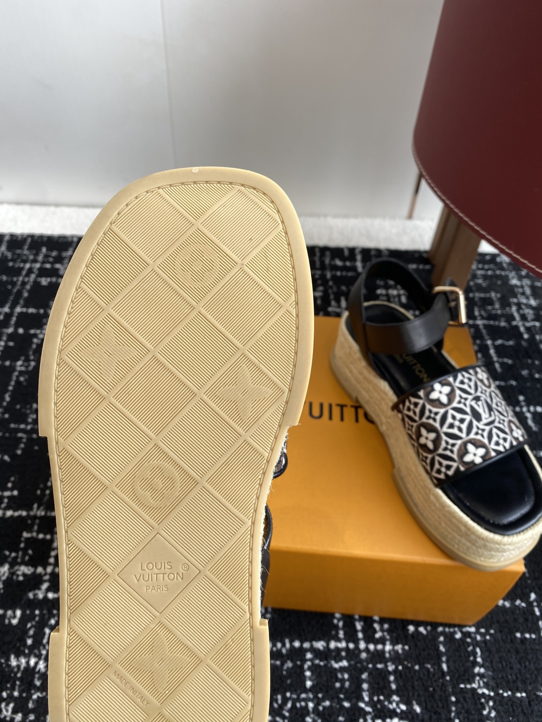 代购级
Louis Vitiaton new arrival～LV春夏厚底漆皮水台凉鞋.单宁色搭配的牛皮